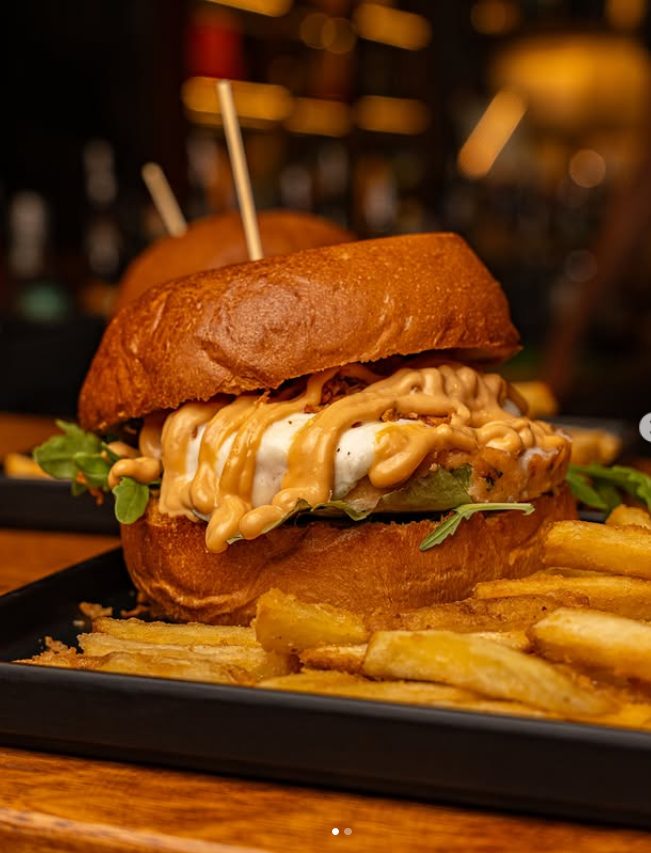 Burger con frites su vassoio
